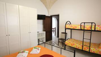 Appartamento familiare, 1 camera da letto, patio, lato giardino (Tarocco) | 1 kamar tidur, tirai kedap cahaya, kedap suara, dan setrika/meja setrika