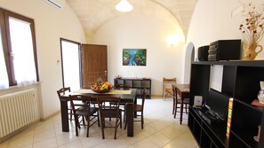 Apartemen Comfort, 2 kamar tidur, 2 kamar mandi, area taman (Garofano) | Makan di kamar