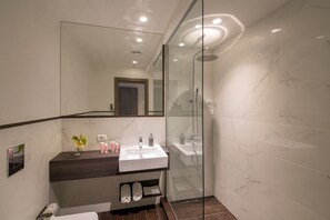 Dreibettzimmer, Balkon | Badezimmer