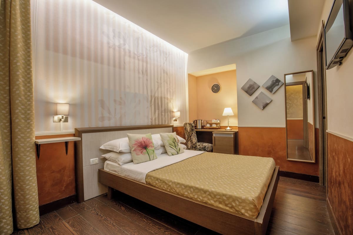 Basic-Doppelzimmer | 1 Schlafzimmer, Minibar, Zimmersafe, Schreibtisch