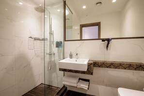 Shower, rainfall showerhead, free toiletries, hair dryer - Corso Grand Suite (Rome)
