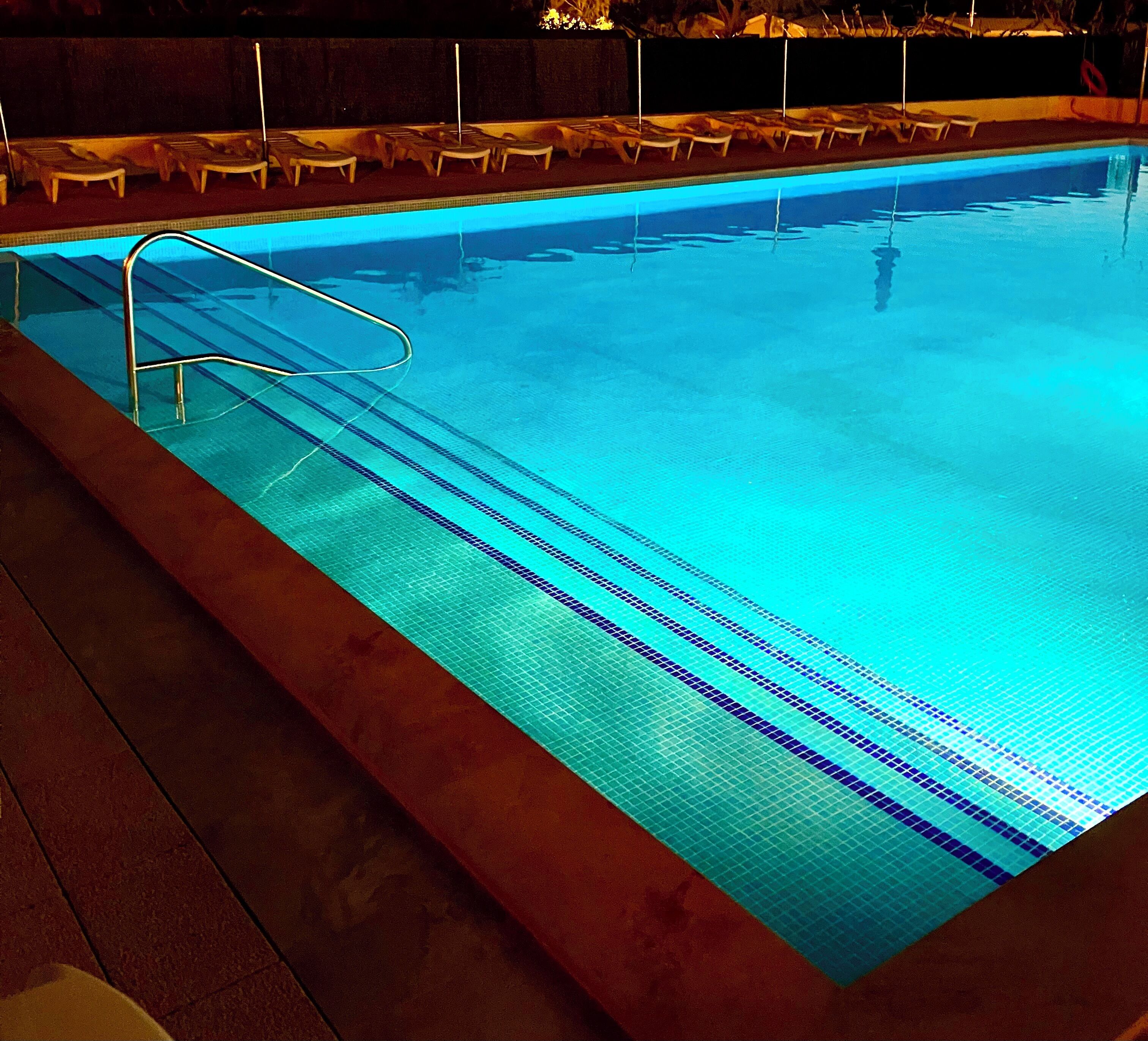 Piscine extérieure, parasols de plage, chaises longues