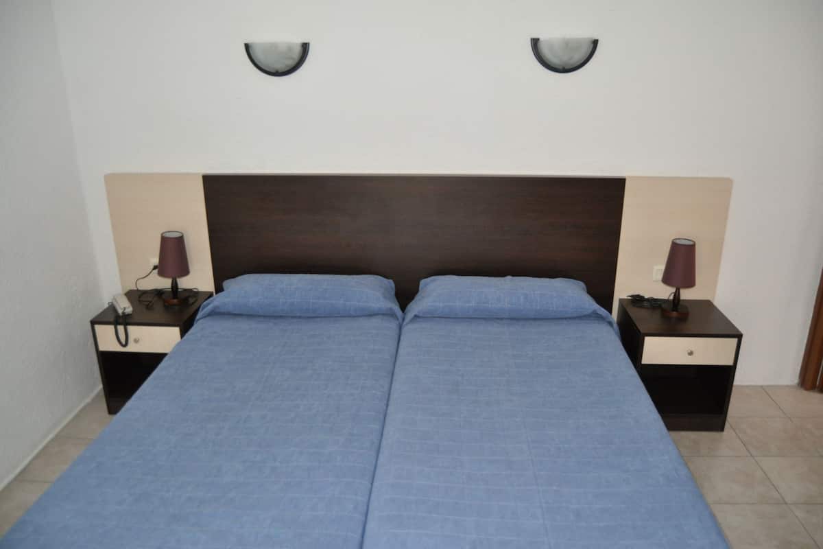 Escritorio, cortinas opacas, wifi gratis y ropa de cama