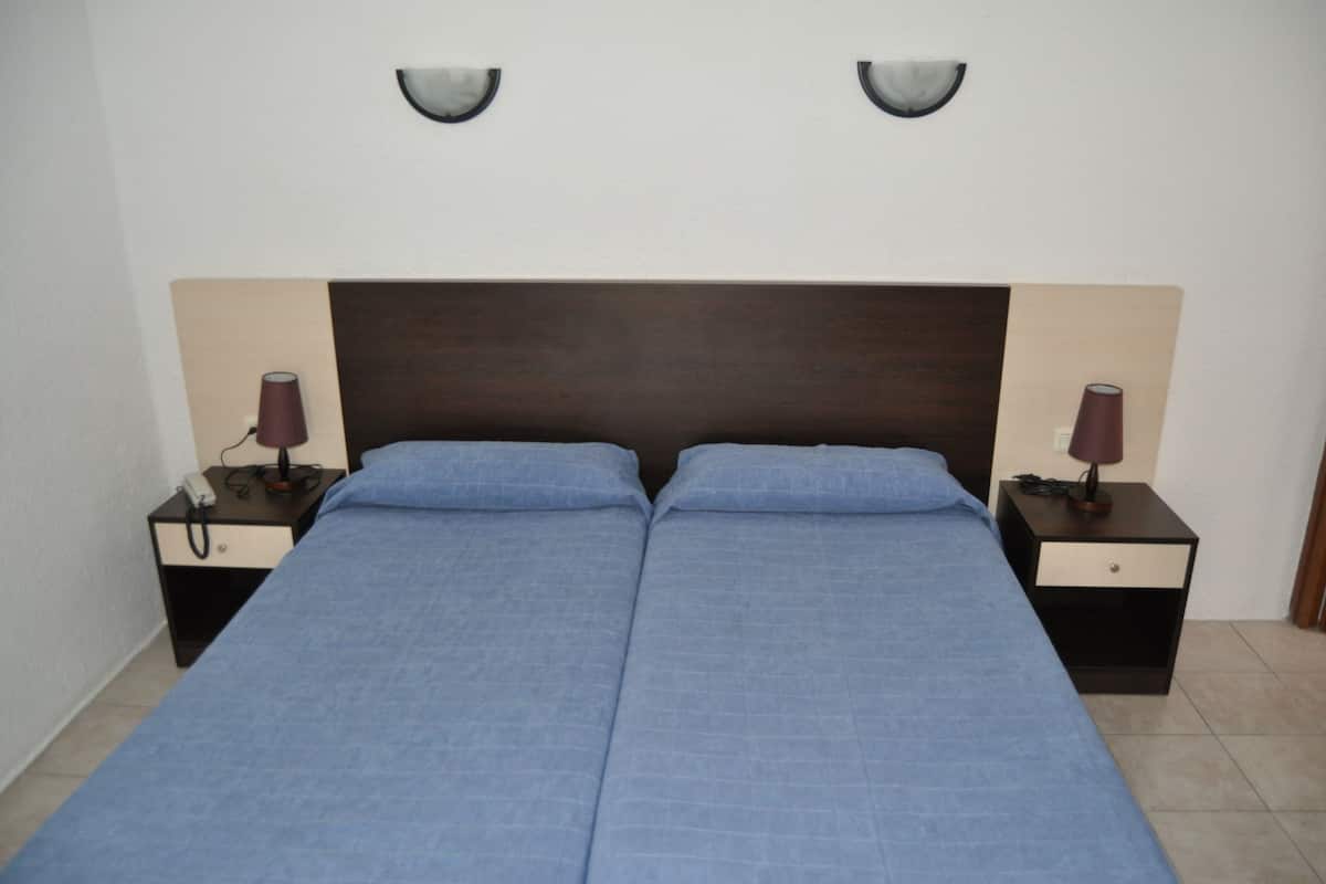 double room | 1 bedroom, desk, blackout curtains, free wifi