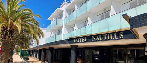 Un hotel modern amb un cartell ben visible que diu "HOTEL NAUTILUS".