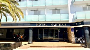 A multi-story hotel with a prominent sign reading "HOTEL NAUTILUS". - Hotel Nautilus (Roses)