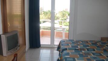 Een bureau, verduisterende gordijnen, gratis wifi, beddengoed