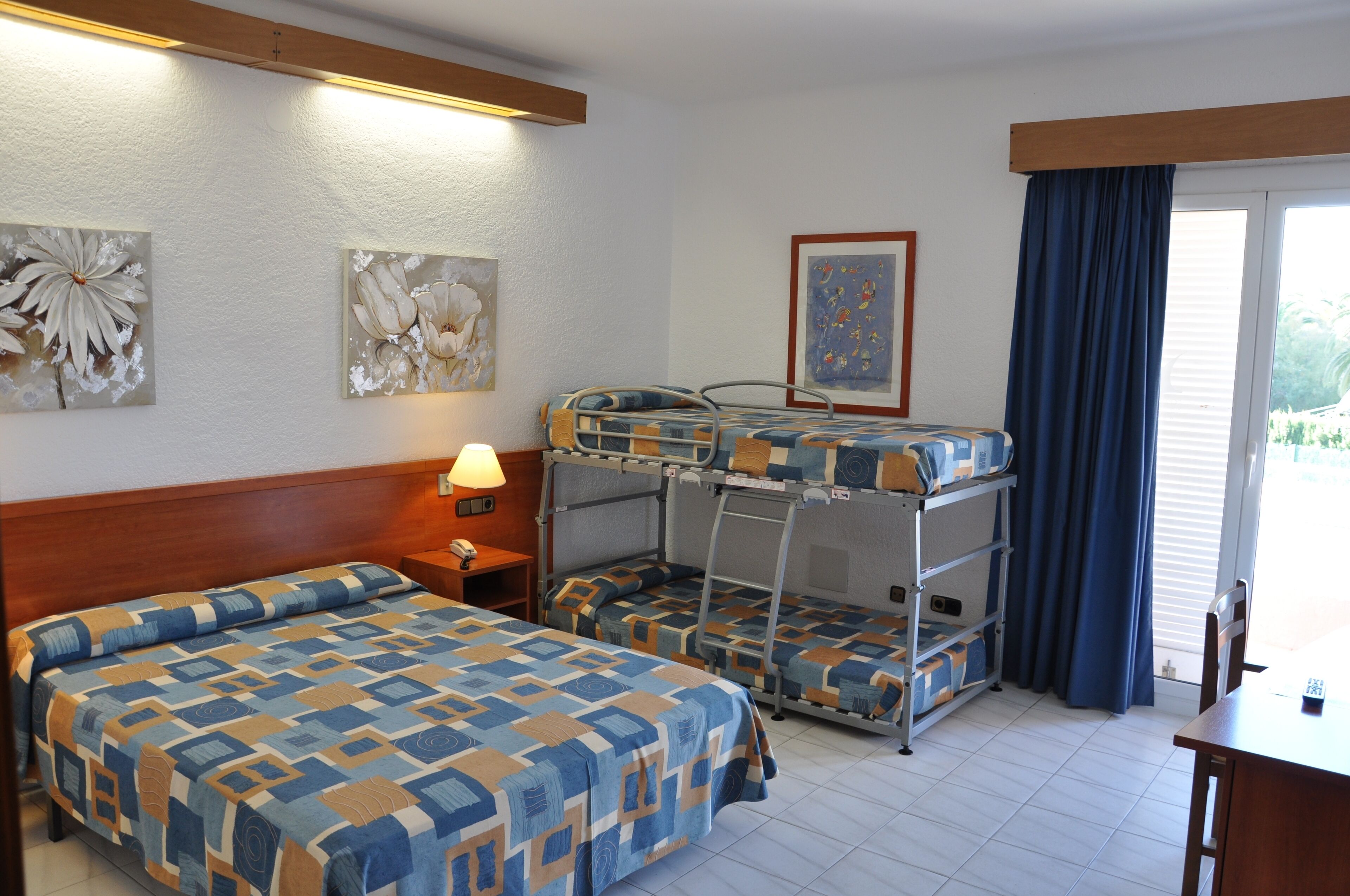 Escritorio, cortinas blackout, wifi gratis y ropa de cama 