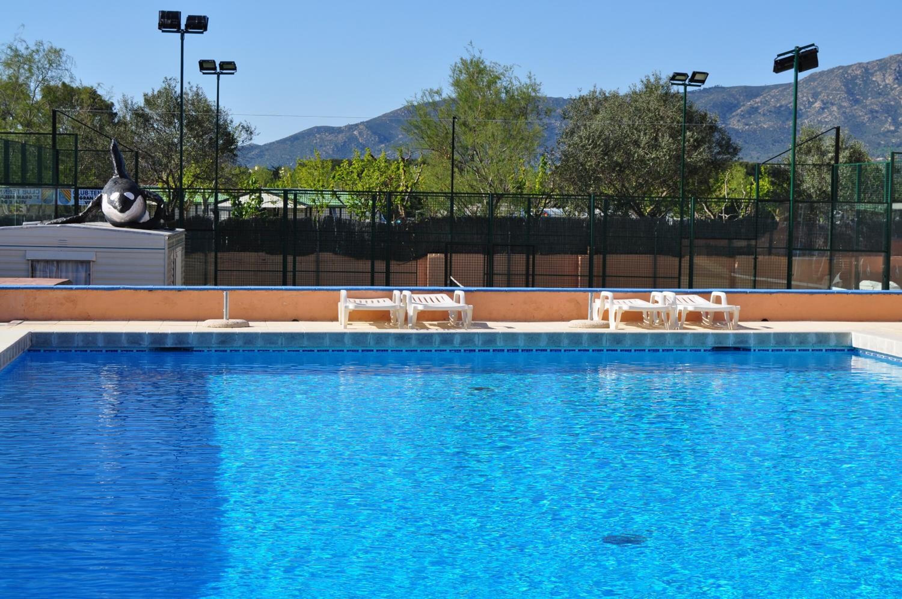 outdoor pool, open 10:00 am to 7:00 pm, pool umbrellas, pool loungers