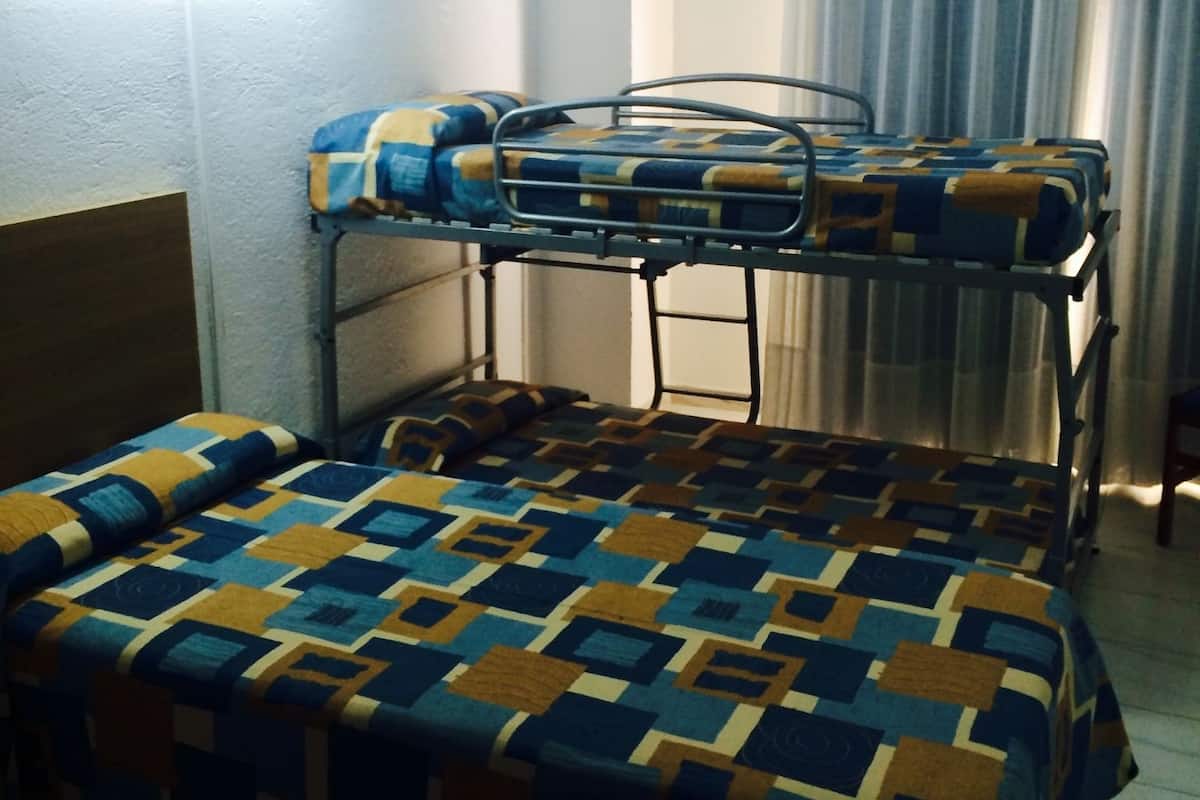 Habitación Cuádruple (2 adultos y 2 niños) | Escritorio, cortinas opacas, wifi gratis y ropa de cama