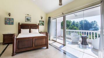 River Front Standard Room | Egyptian cotton sheets, premium bedding, in-room safe, desk