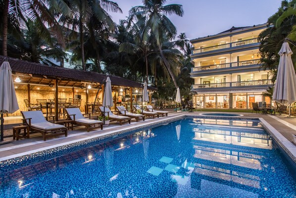 Outdoor pool, pool umbrellas, sun loungers