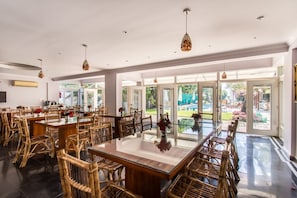 2 restaurantes; se sirven desayunos, comidas y cenas