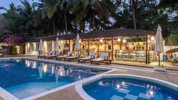 Hồ bơi ngoài trời, dù/ô trên bãi biển/hồ bơi, ghế dài tắm nắng