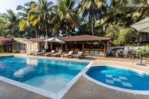 Outdoor pool, pool umbrellas, pool loungers - Safira River Front Resort (Morjim)