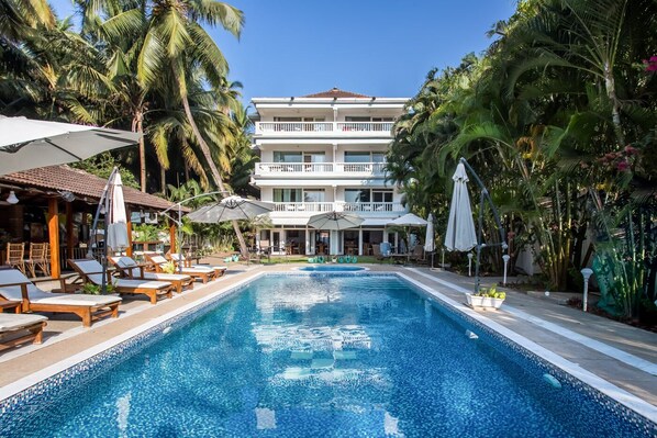 Utomhuspool, parasoller och solstolar