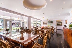 2 restaurants, breakfast served