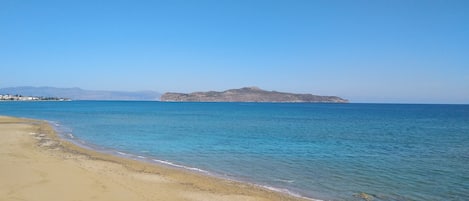 Nära stranden, solstolar och parasoller