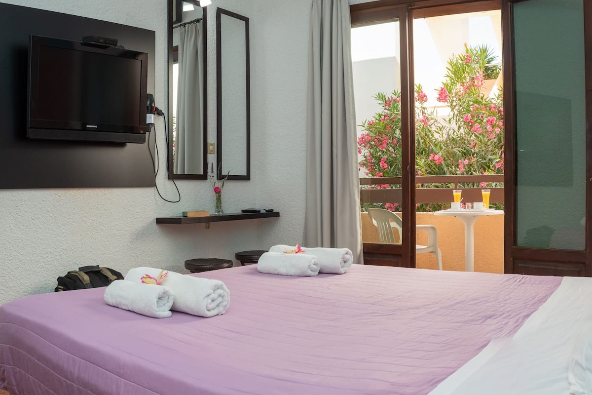 Double Room | In-room safe, desk, blackout drapes, WiFi (free)