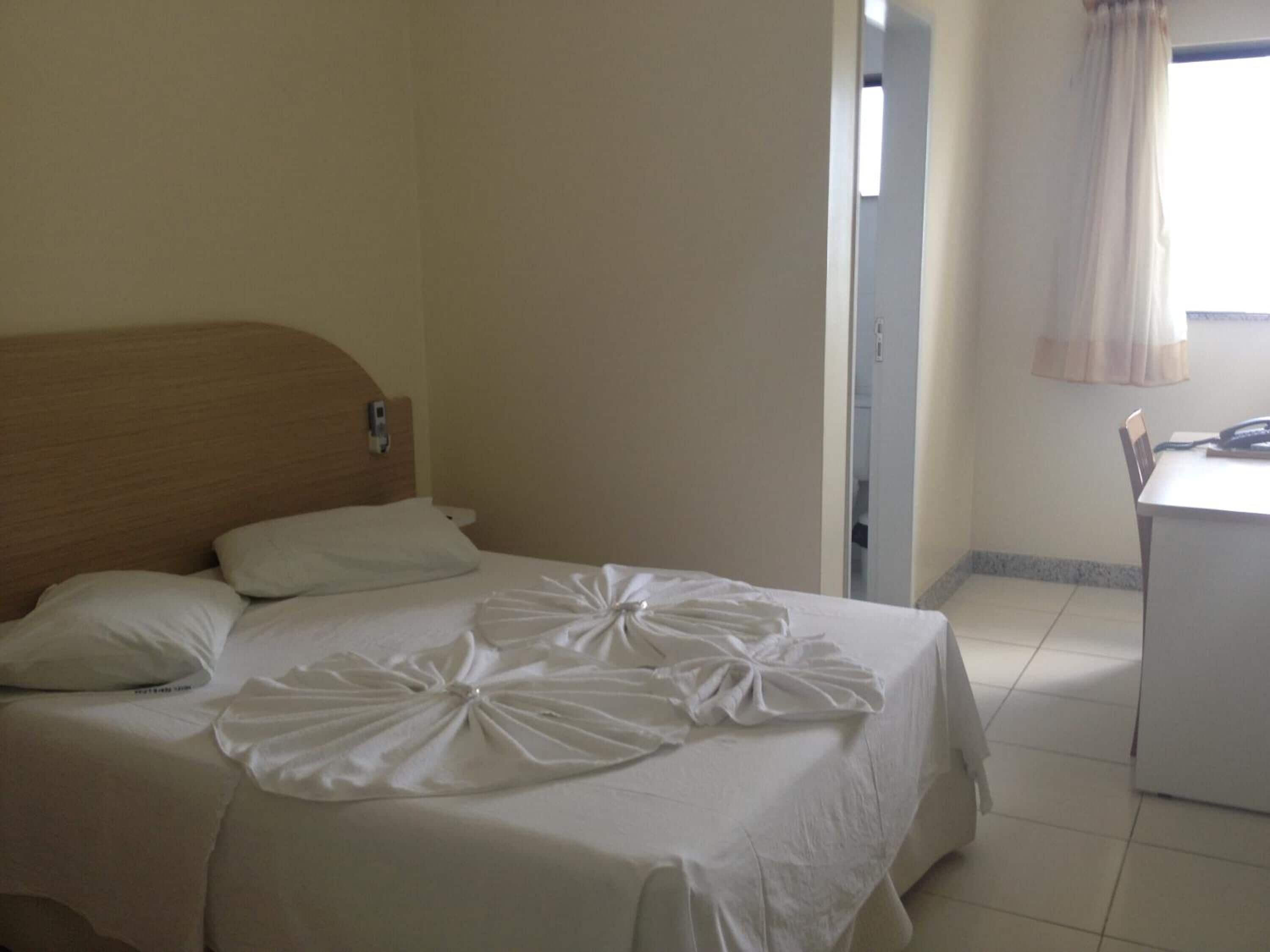 Minibar, escritorio, wifi gratis y ropa de cama 