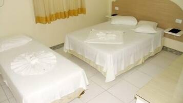 Quarto triplo | Frigobar, escrivaninha, Wi-Fi de cortesia, roupa de cama