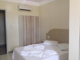 Frigobar, escrivaninha, Wi-Fi de cortesia, roupa de cama