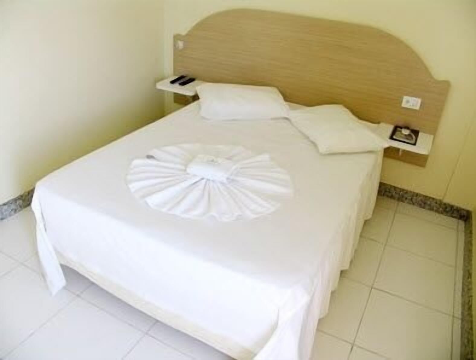 Minibar, meja kerja, Wi-Fi gratis, dan seprai linen