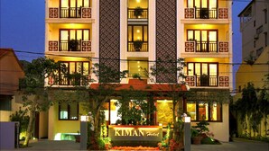 Un hotel a più piani con un design architettonico tradizionale, caratterizzato da un ingresso principale con insegna.