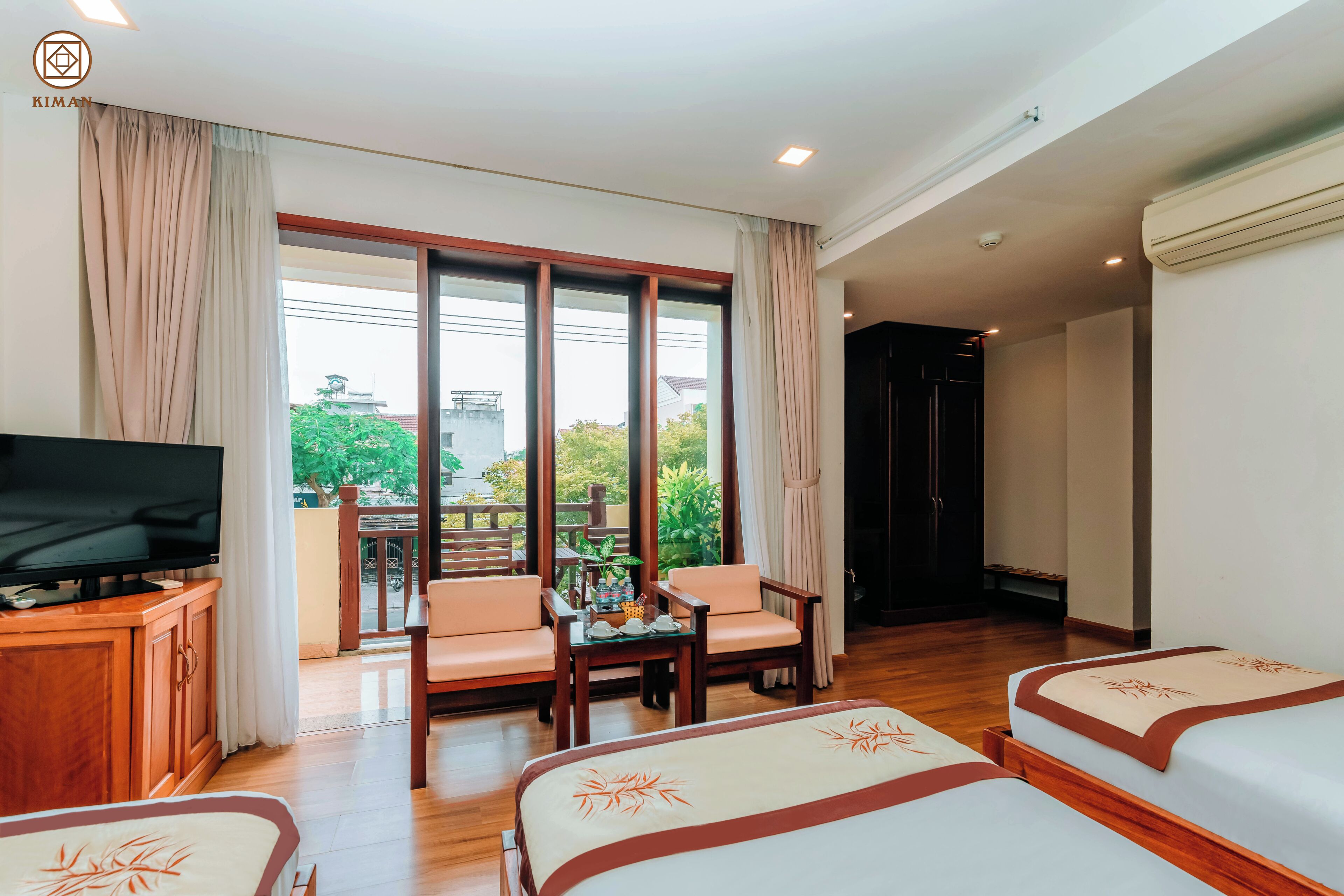 Triple Room | Minibar, in-room safe, desk, laptop workspace