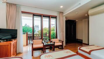 Triple Room | Minibar, in-room safe, desk, laptop workspace