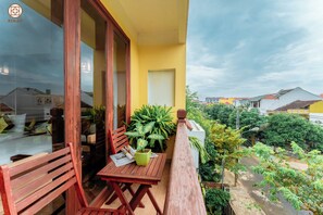 Deluxe kamer, 1 twee- of 2 eenpersoonsbedden, uitzicht op de stad | Een minibar, een kluis op de kamer, een bureau, een laptopwerkplek