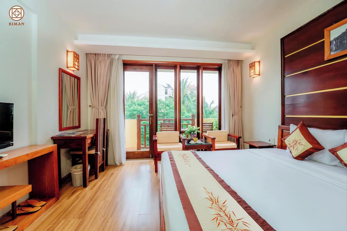 Camera Deluxe con letto matrimoniale o 2 letti singoli, vista città | Minibar, una cassaforte in camera, una scrivania, postazione laptop