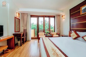 Deluxe kamer, 1 twee- of 2 eenpersoonsbedden, uitzicht op de stad | Een minibar, een kluis op de kamer, een bureau, een laptopwerkplek