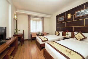 Minibar, caja de seguridad en la habitación y escritorio 