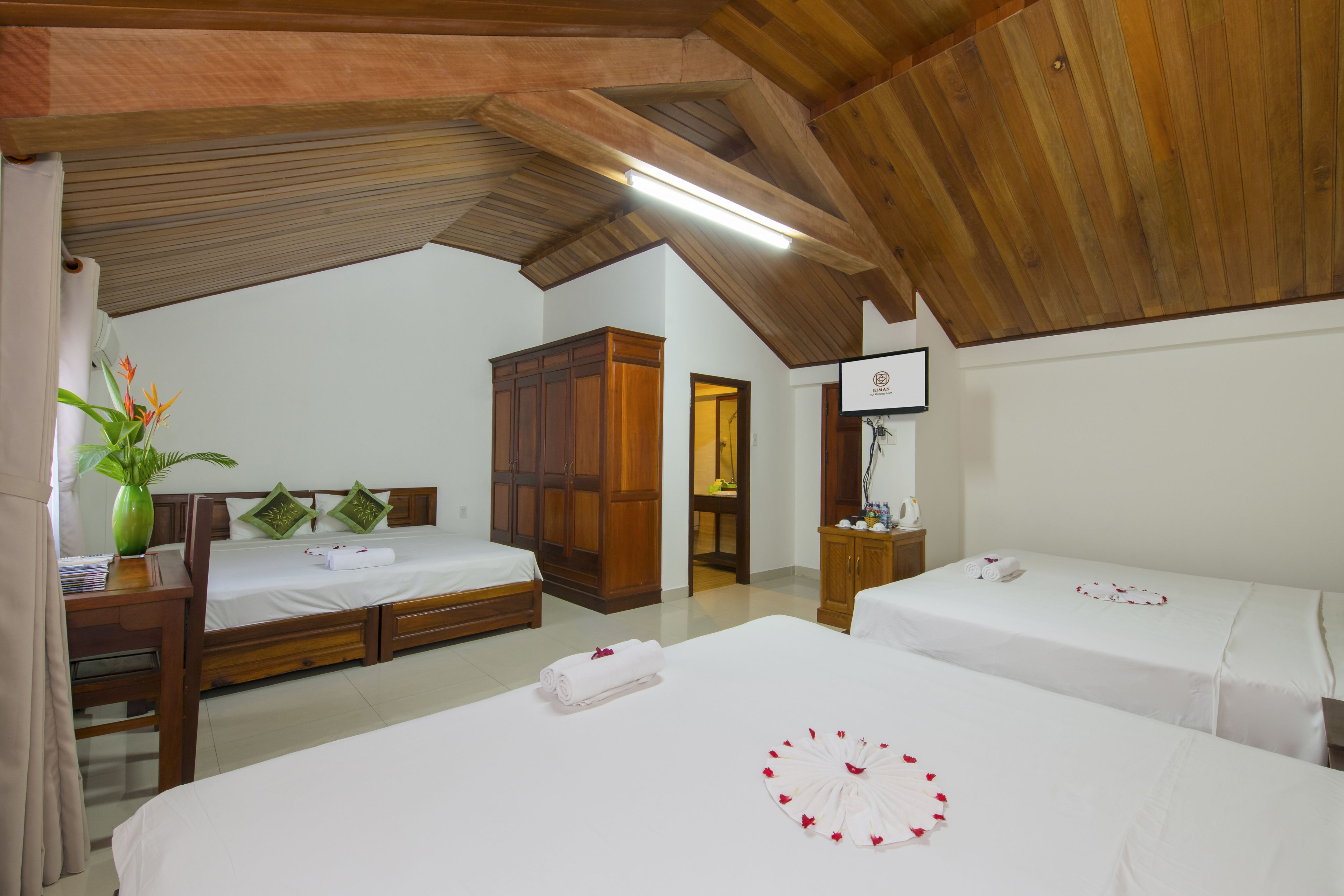 standard room, multiple beds, city view | 1 bedroom, minibar, in-room safe, desk