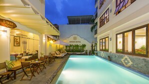 Un hotel con piscina, area relax all'aperto e centro benessere.