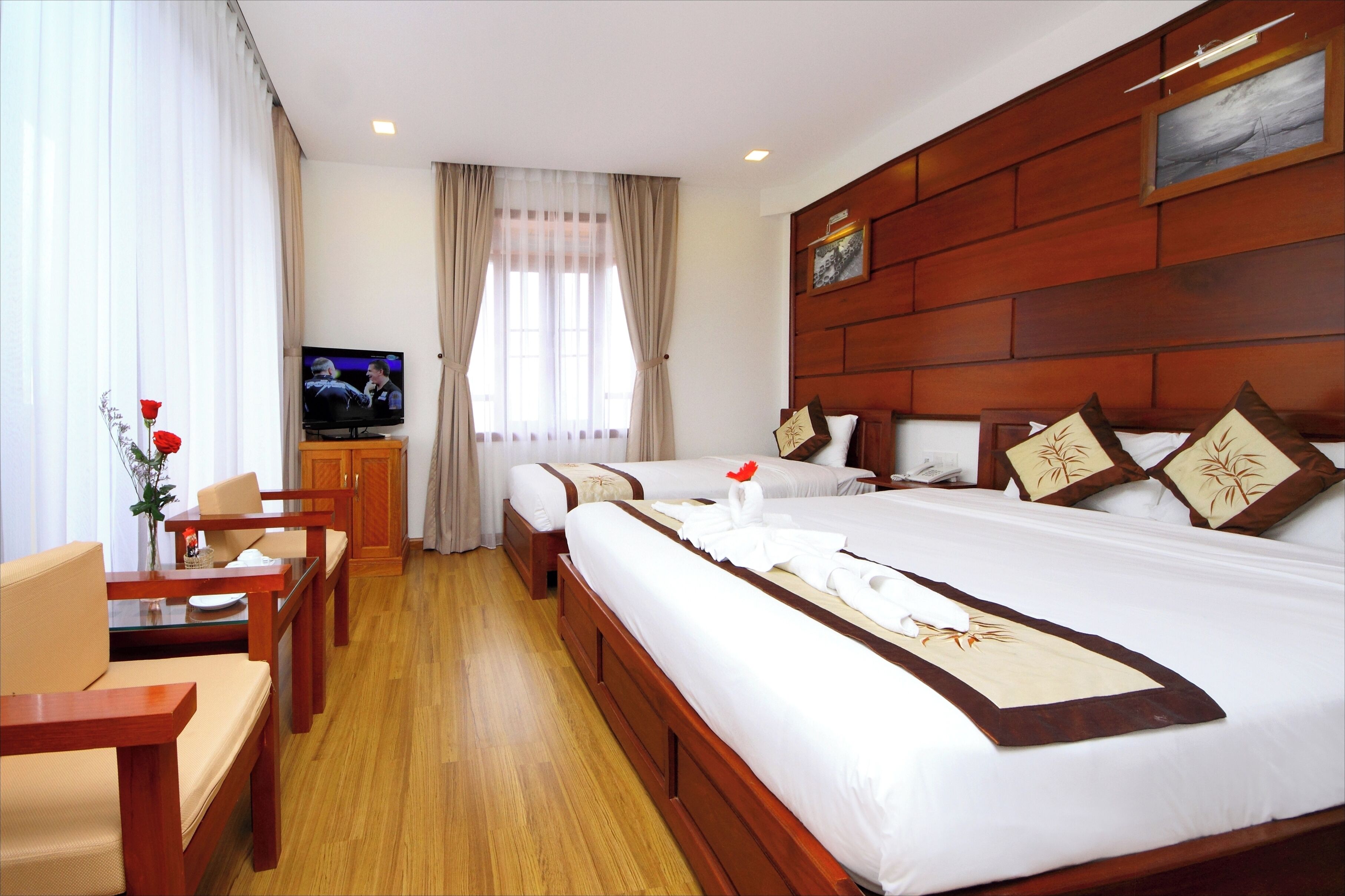 Triple Room | Minibar, in-room safe, desk, laptop workspace