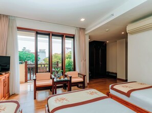 Tremannsrom | Minibar, safe på rommet, skrivebord og skrivebord for bærbar PC