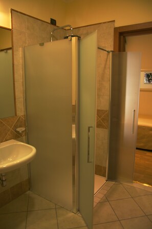Comfort Single Room, 1 Bedroom, Accessible, Private Bathroom | Bathroom shower