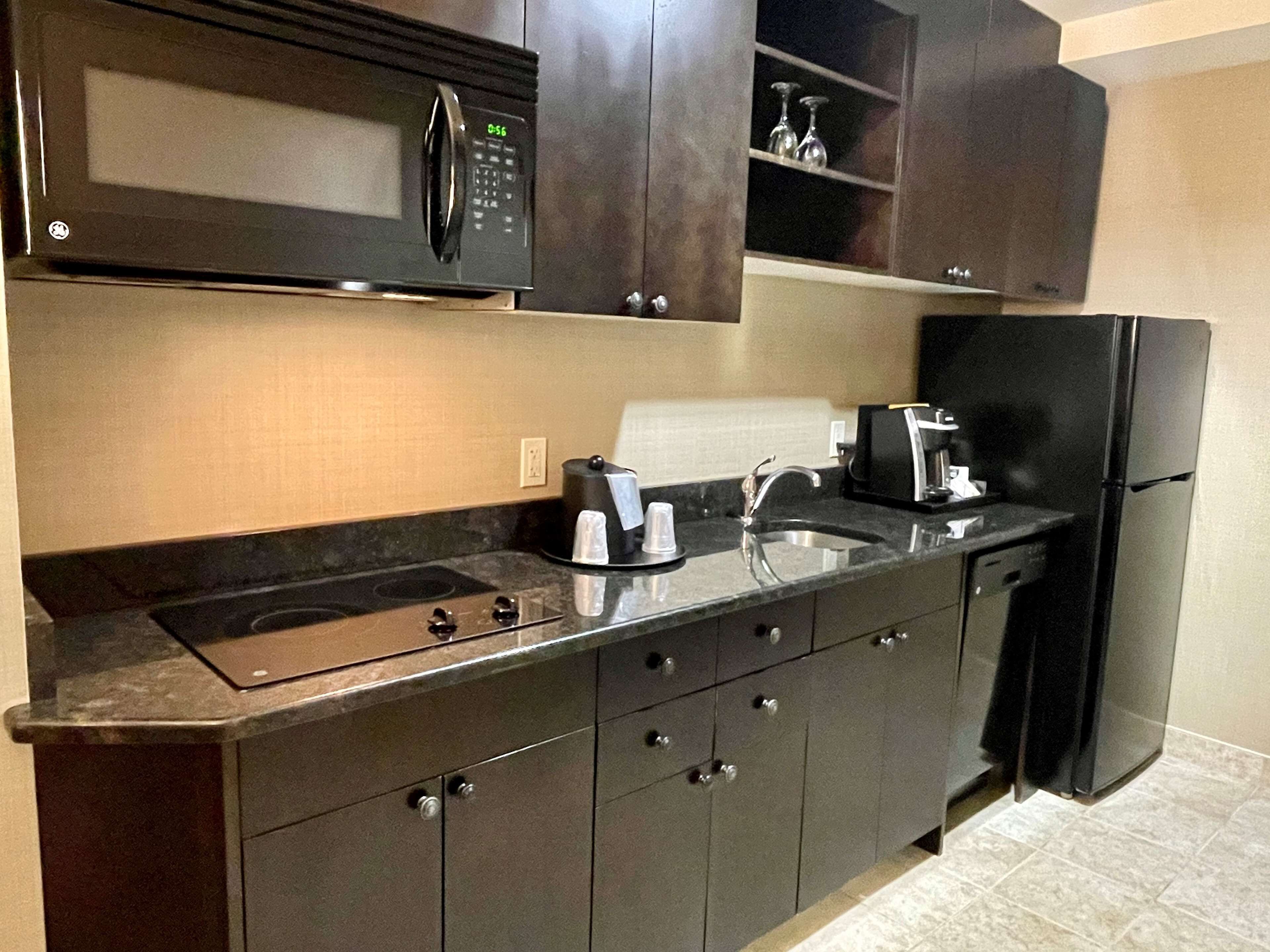 suite, 2 bedrooms, non smoking, kitchen (full kitchen) | room amenity