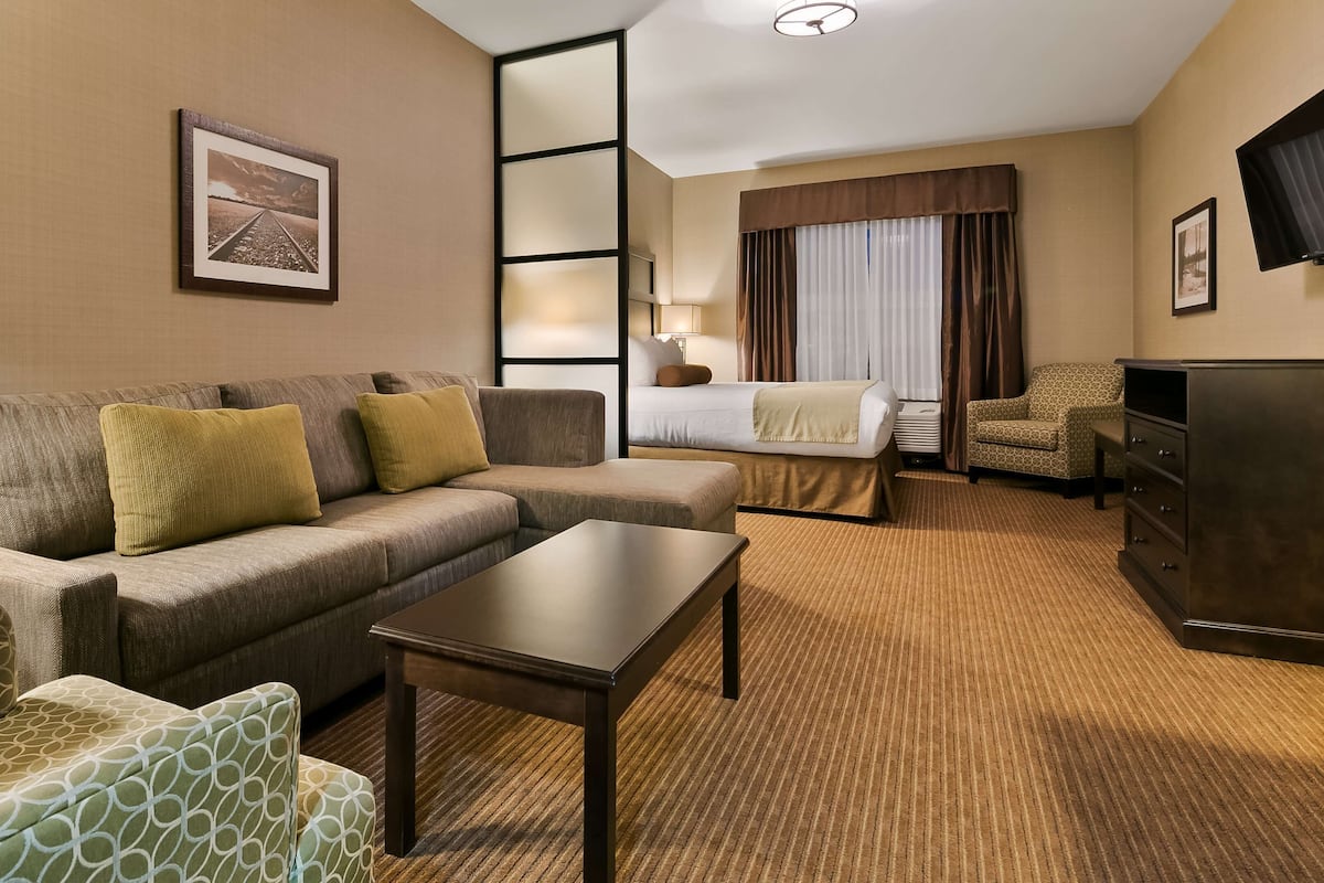 Premium bedding, pillowtop beds, in-room safe, desk