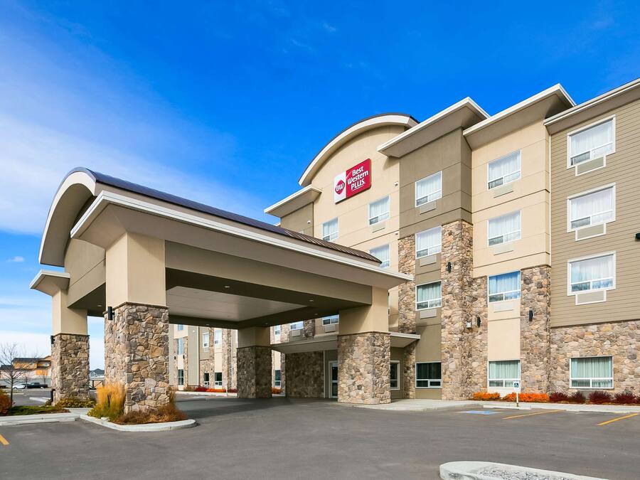 Un hôtel doté d’une entrée couverte, de piliers en pierre et d’une enseigne indiquant qu’il fait partie de la chaîne Best Western Plus.