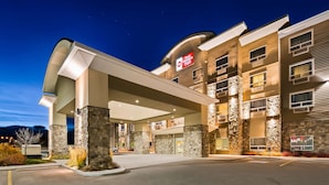 Un hotel con entrada cubierta, pilares de piedra y un letrero que indica que es un Best Western Plus.