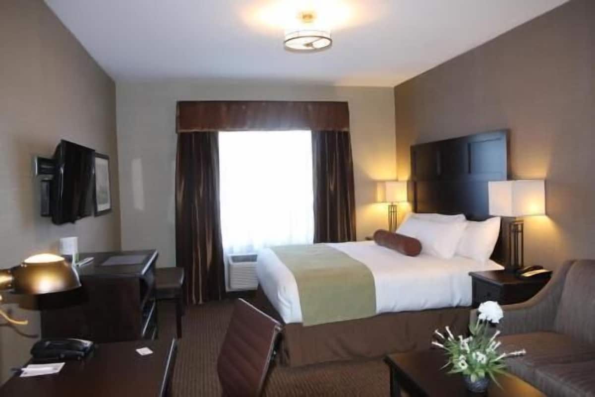 Premium bedding, pillowtop beds, in-room safe, desk