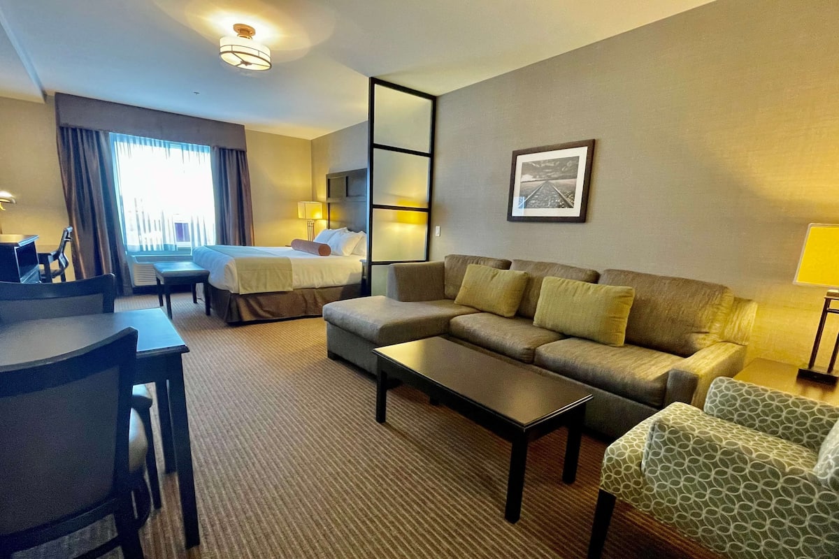 Premium bedding, pillowtop beds, in-room safe, desk