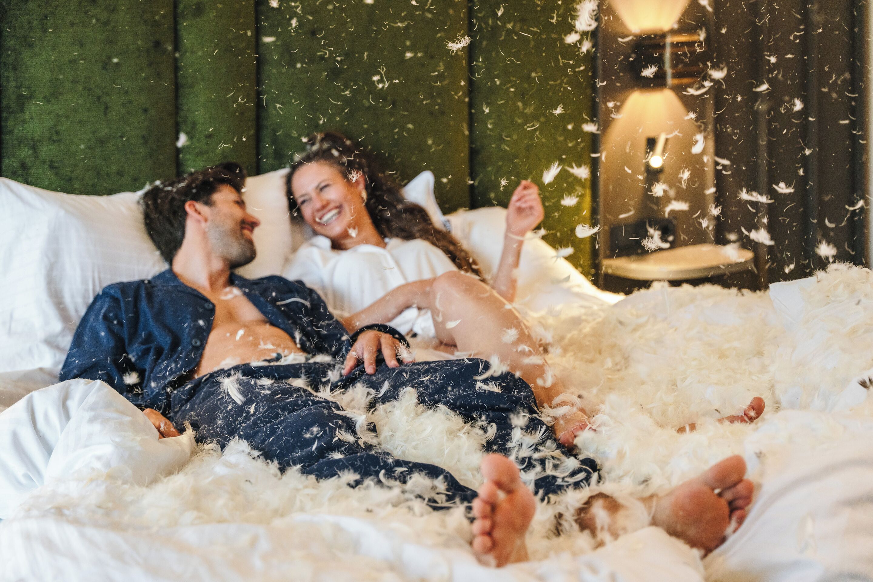 Sengetøy av topp kvalitet, dundyner og safe på rommet