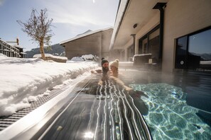 Piscine couverte, piscine extérieure, cabanons gratuits