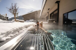 Piscina interna, piscina externa, barracas de cortesia, guarda-sóis