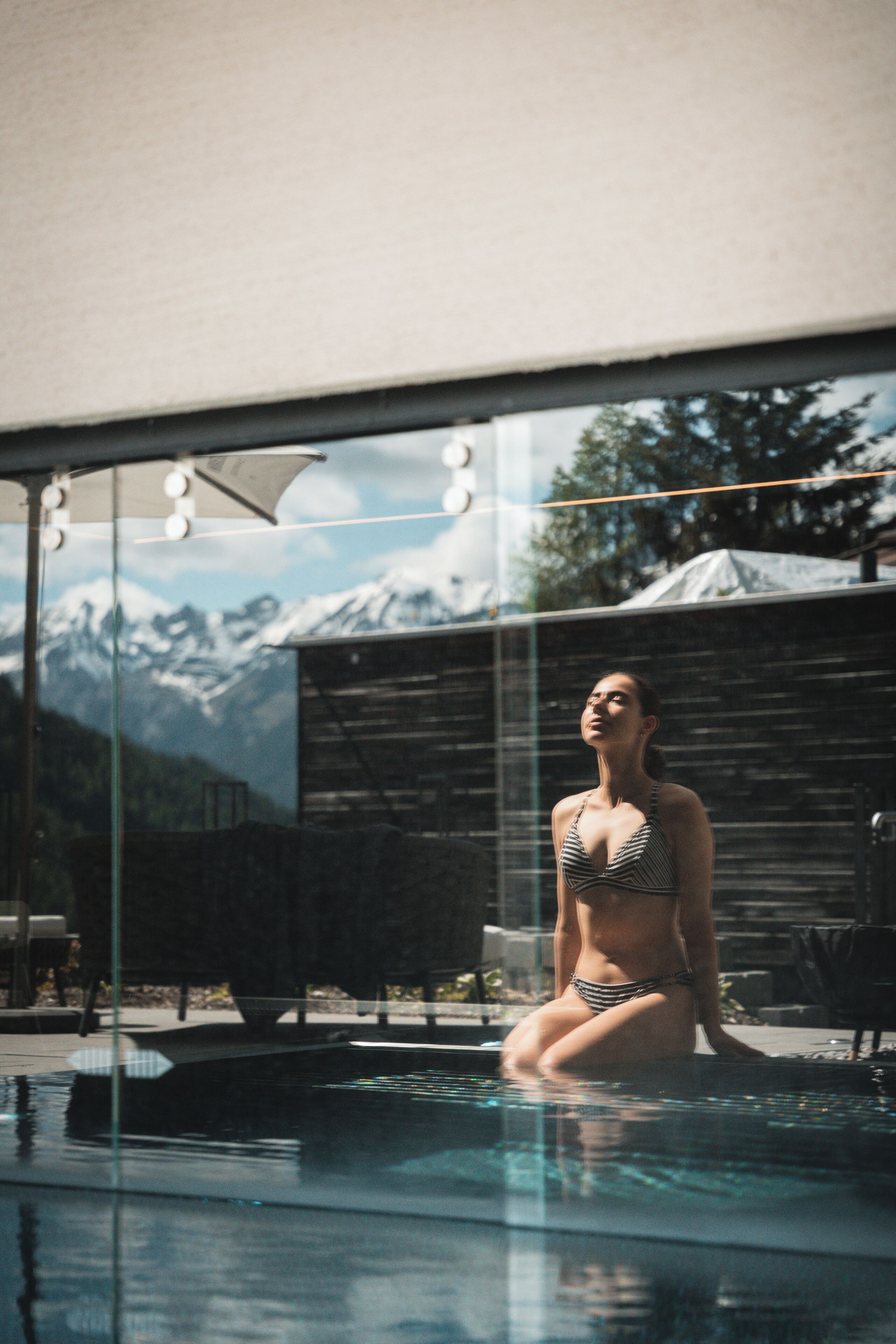 Alberca techada, alberca al aire libre y camas balinesas gratuitas