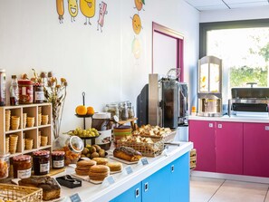 Tägliches Frühstücksbuffet (13.50 EUR pro Person)